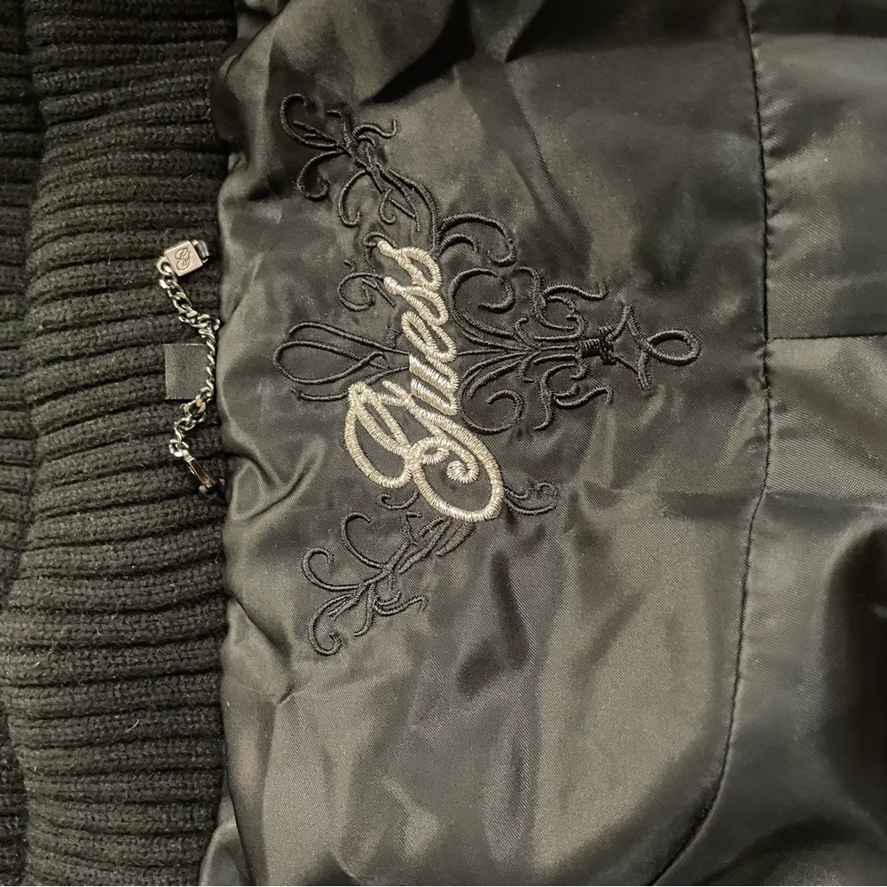 Black GUESS short down puffer w fake fur hood - Picture 13 of 14